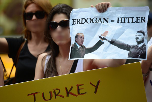 erdogan-hitler_women-demonstrating-616x414