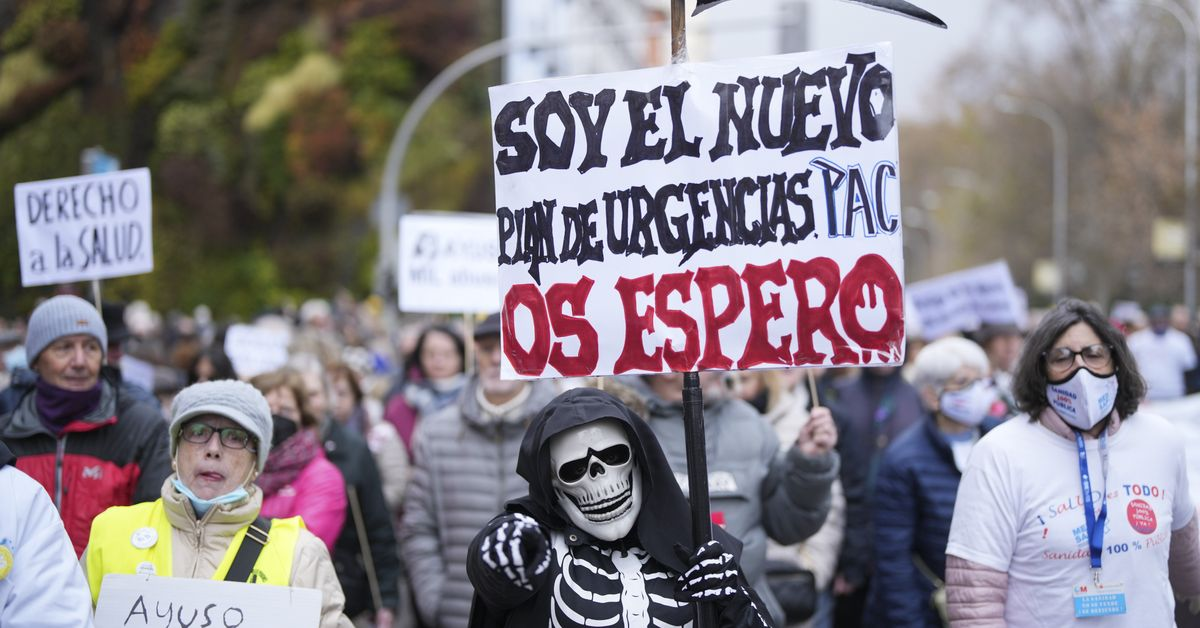 ‘White Tide’ of 30,000 take to the streets again in Madrid in defense of Public Health Image-469